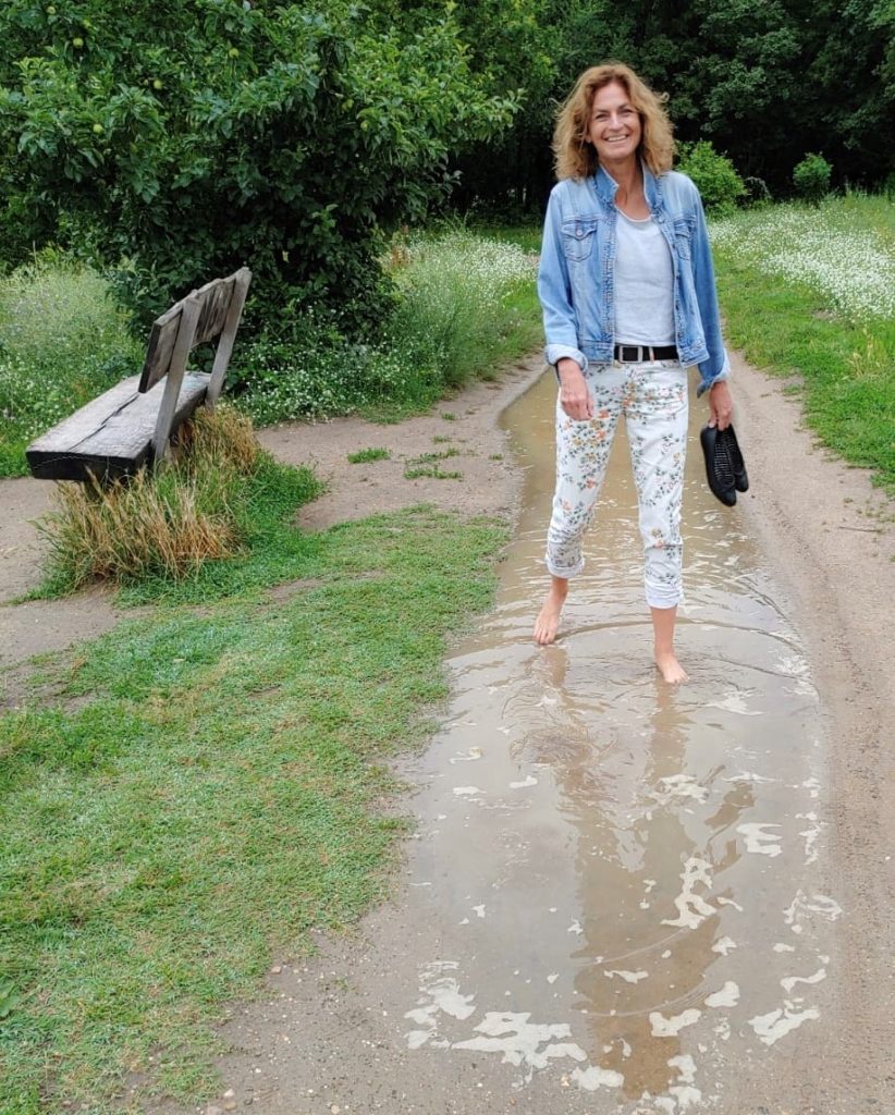 Nicole Unruh beim Wassertreten